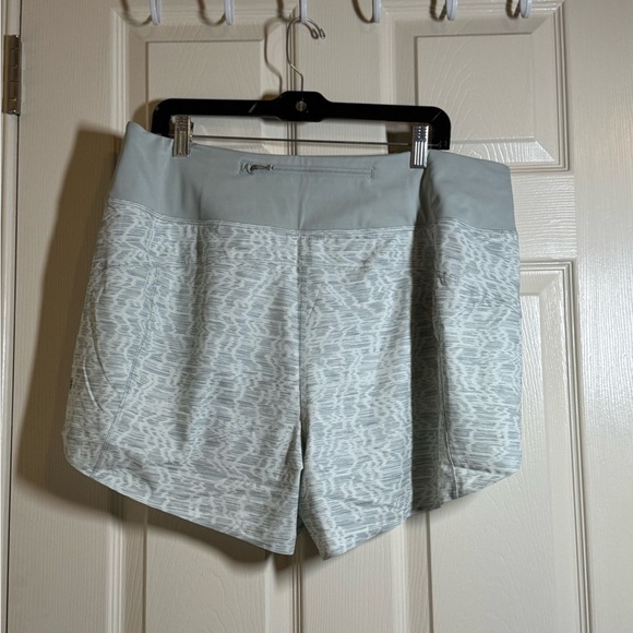 Athleta Light Gray Patterned Athletic Shorts XL - Picture 3 of 6
